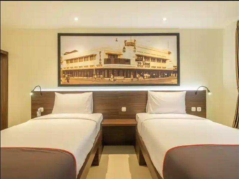 Super Oyo Collection O Hotel Pasar Baru Heritage Bandung Esterno foto