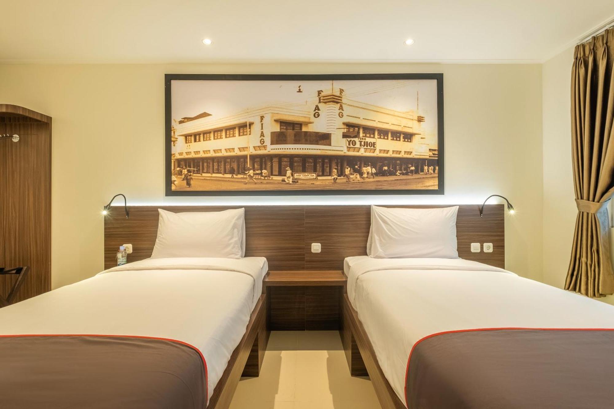 Super Oyo Collection O Hotel Pasar Baru Heritage Bandung Esterno foto